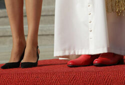 Папа Римский Бенедикт XVI лишится красных туфлей после отречения