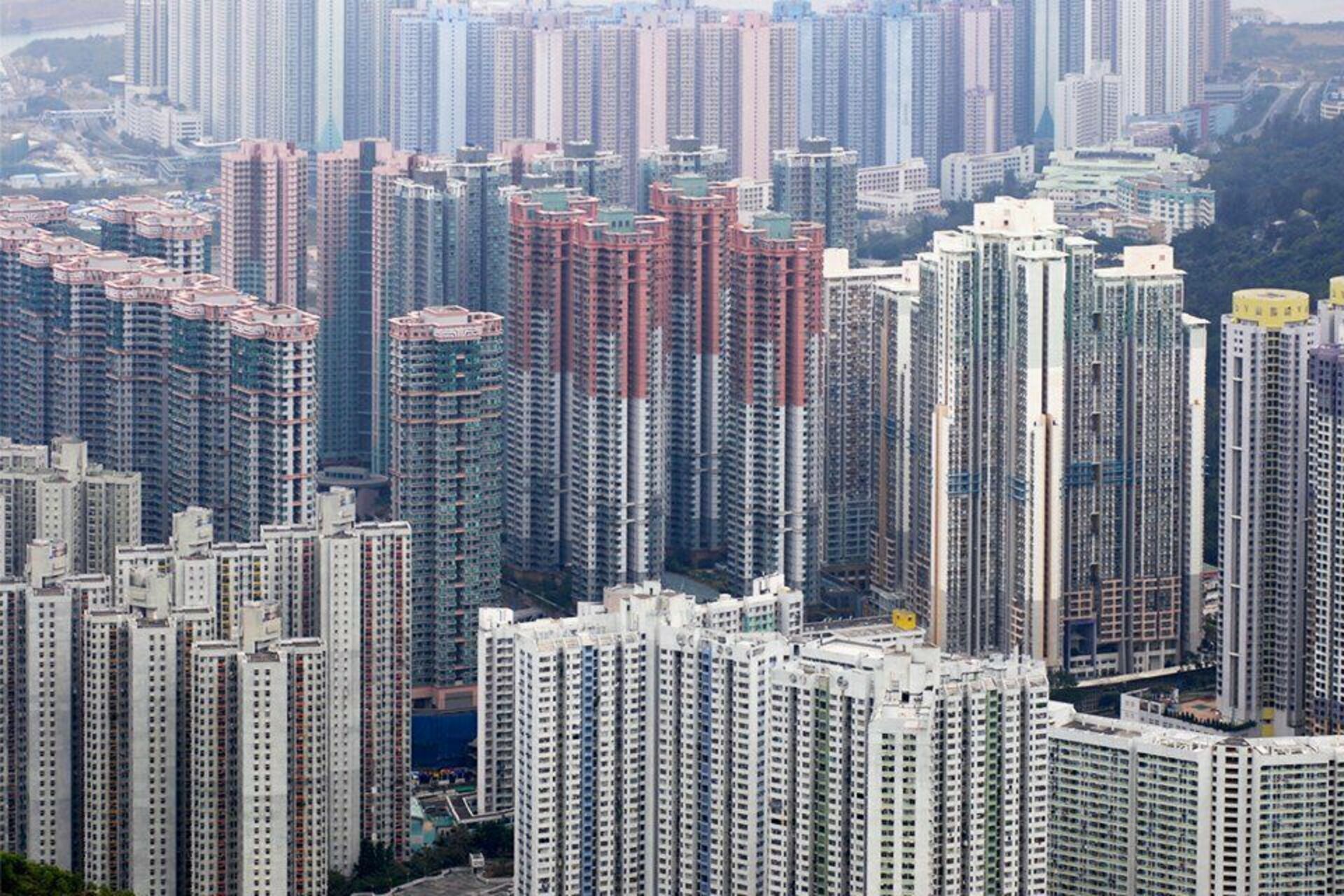 В каком городе живет больше всего. Человейник в Китае. Каменные джунгли Гонконга. Москва высотка человейник. Гонконг человейники.