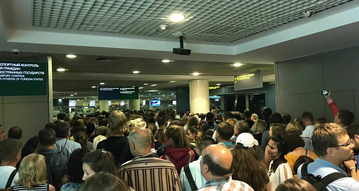 В аэропортах Москвы отмечаются многочисленные задержки рейсов
