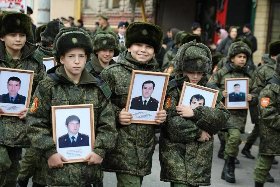 В Дагестане детей в форме вывели на акцию в честь погибших сотрудников МВД
