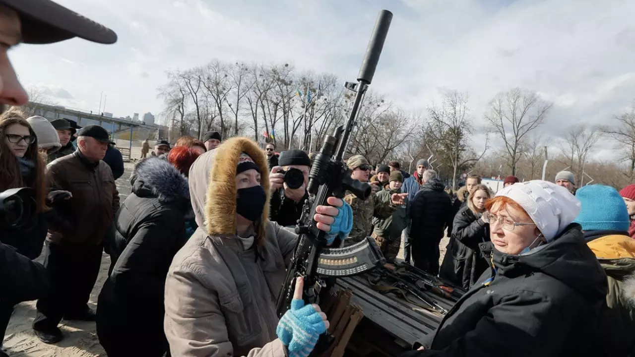 Бери шинель, иди домой? Не только Запад, но и Украина уже устала от СВО