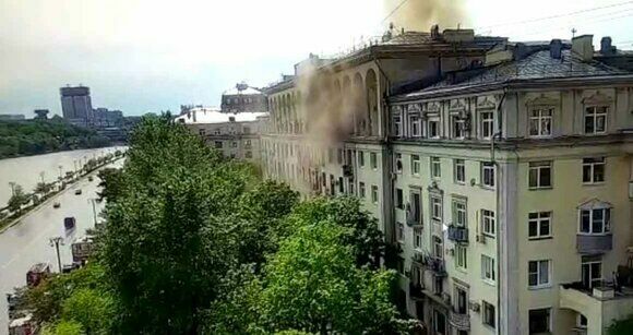 При пожаре в доме на Фрунзенской набережной Москвы погиб человек