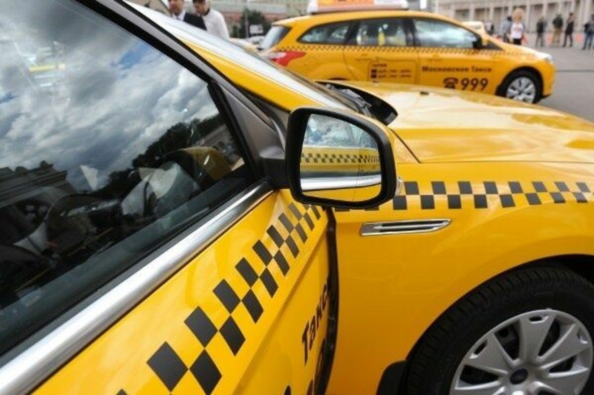 Водитель такси на своем автомобиле. Машина "такси". Автомобиль «такси». Таха машина. Желтое такси.
