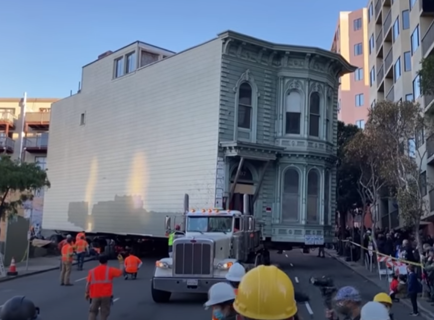 Видео дня: в Сан-Франциско 139-летний дом перевезли на новое место