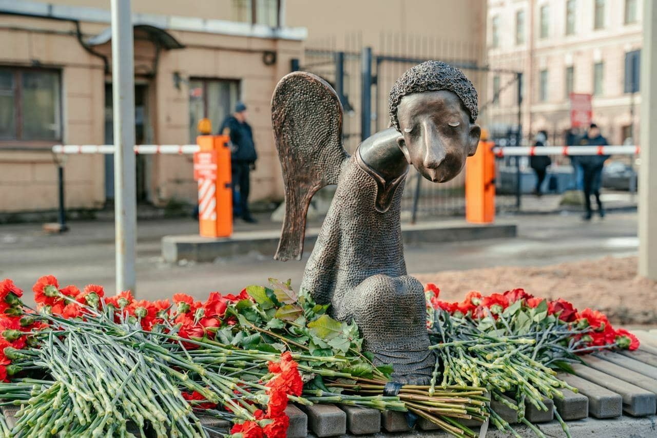 В Петербурге открыли памятник умершим от ковида медикам