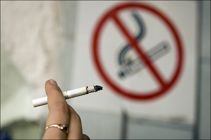 В Госдуму внесен законопроект о запрете курения около подъездов
