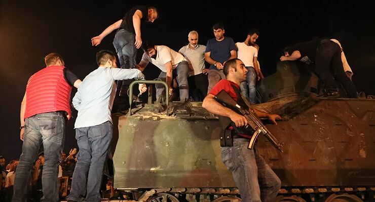 Число задержанных военных в Турции увеличилось до 1563 человек