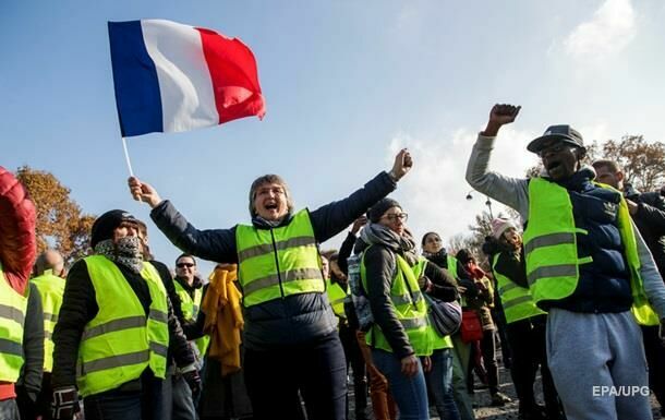 Францию охватили протесты из-за роста цен на бензин