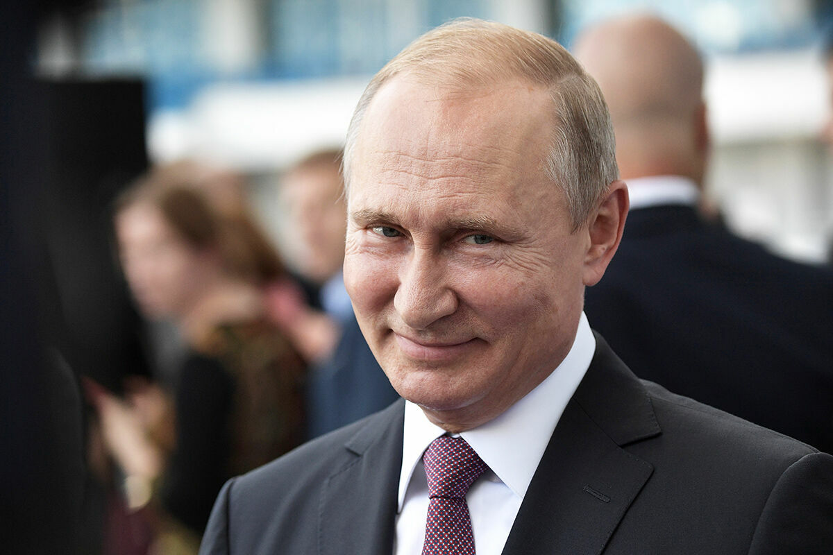 Владимир Путин объявил дни с 1 по 10 мая выходными