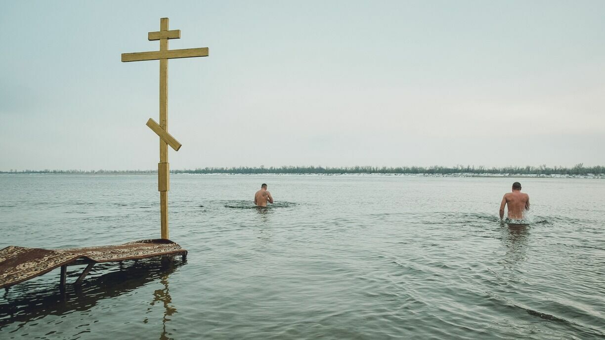 В Нижнем Тагиле люди спасли тонувшего в крещенской проруби (ВИДЕО)