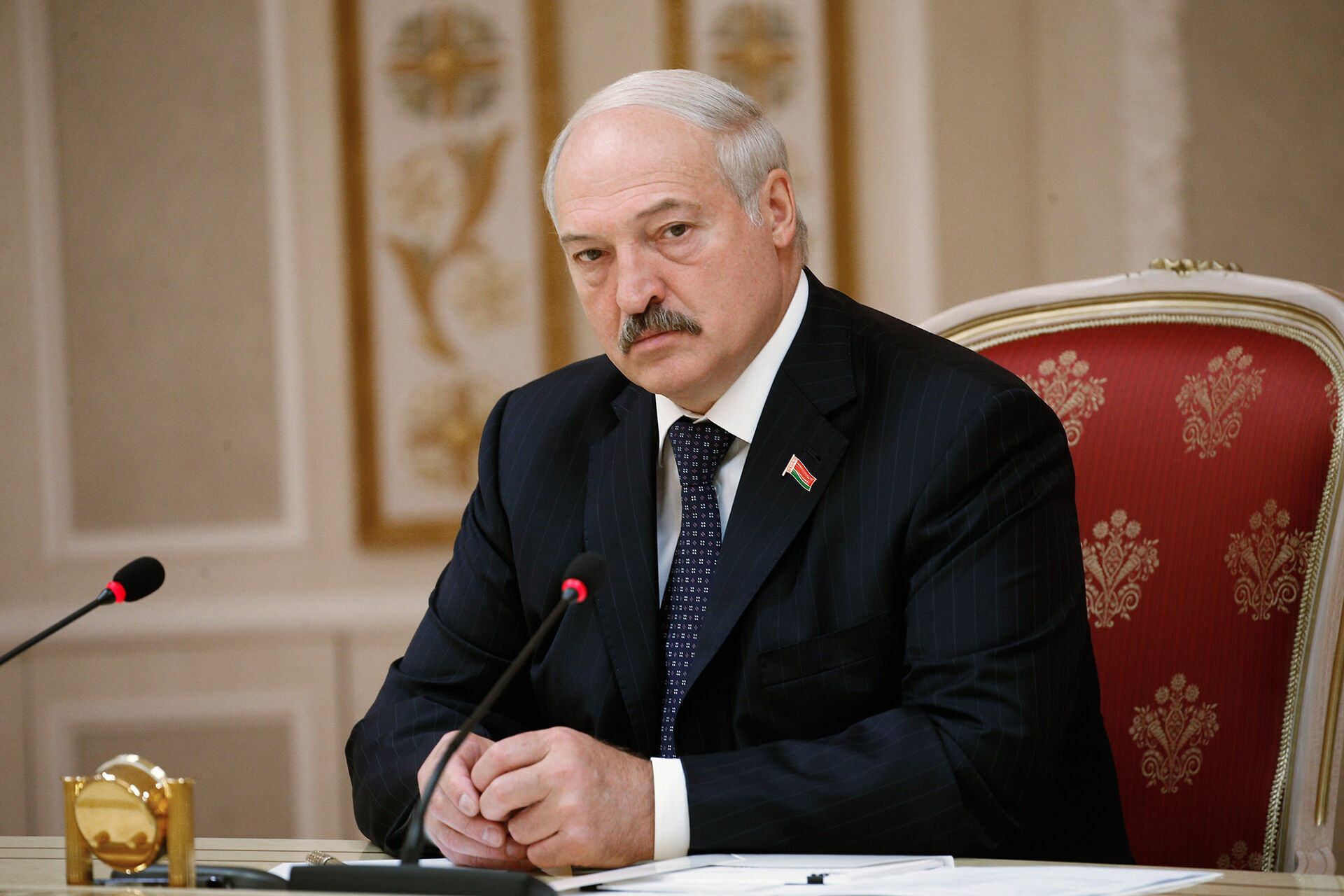 Лукашенко обещает вынести на голосование новую Конституцию через год