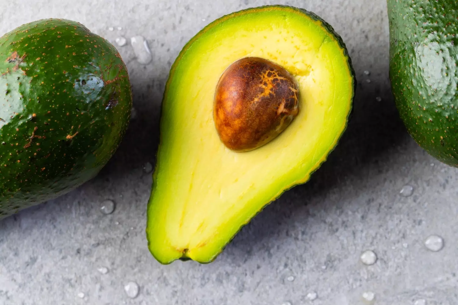 В авокадо содержится витамин Е, который помогает увлажнять кожу и предотвращать потерю влаги