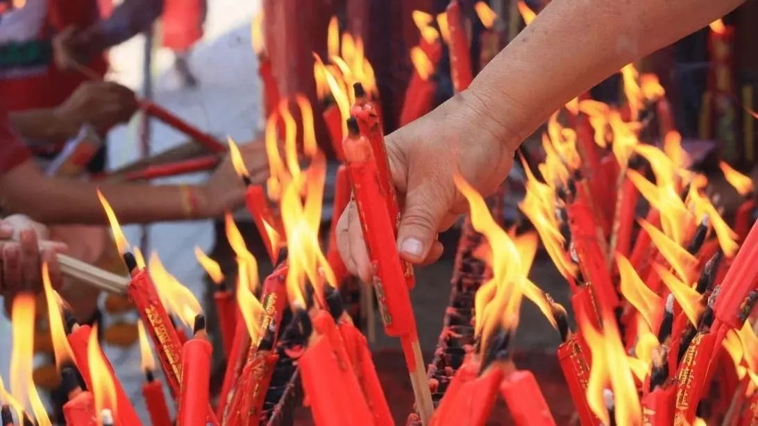 На третий день празднования нового года китайцы зажигают красные свечи в память об ушедших родственниках
