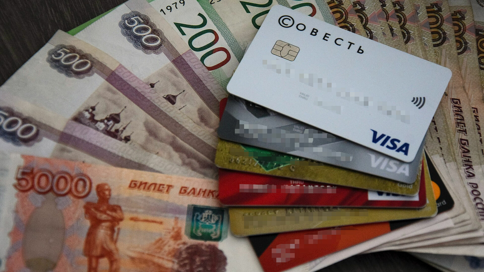 Россияне за месяц оформили почти миллион новых кредитных карт