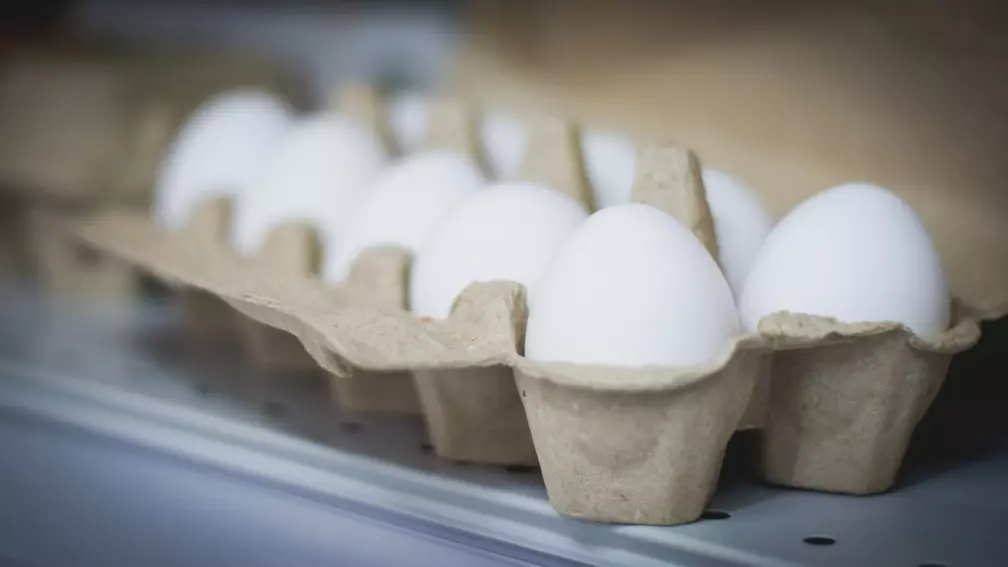 Эксперты советуют проверять яйца перед покупкой