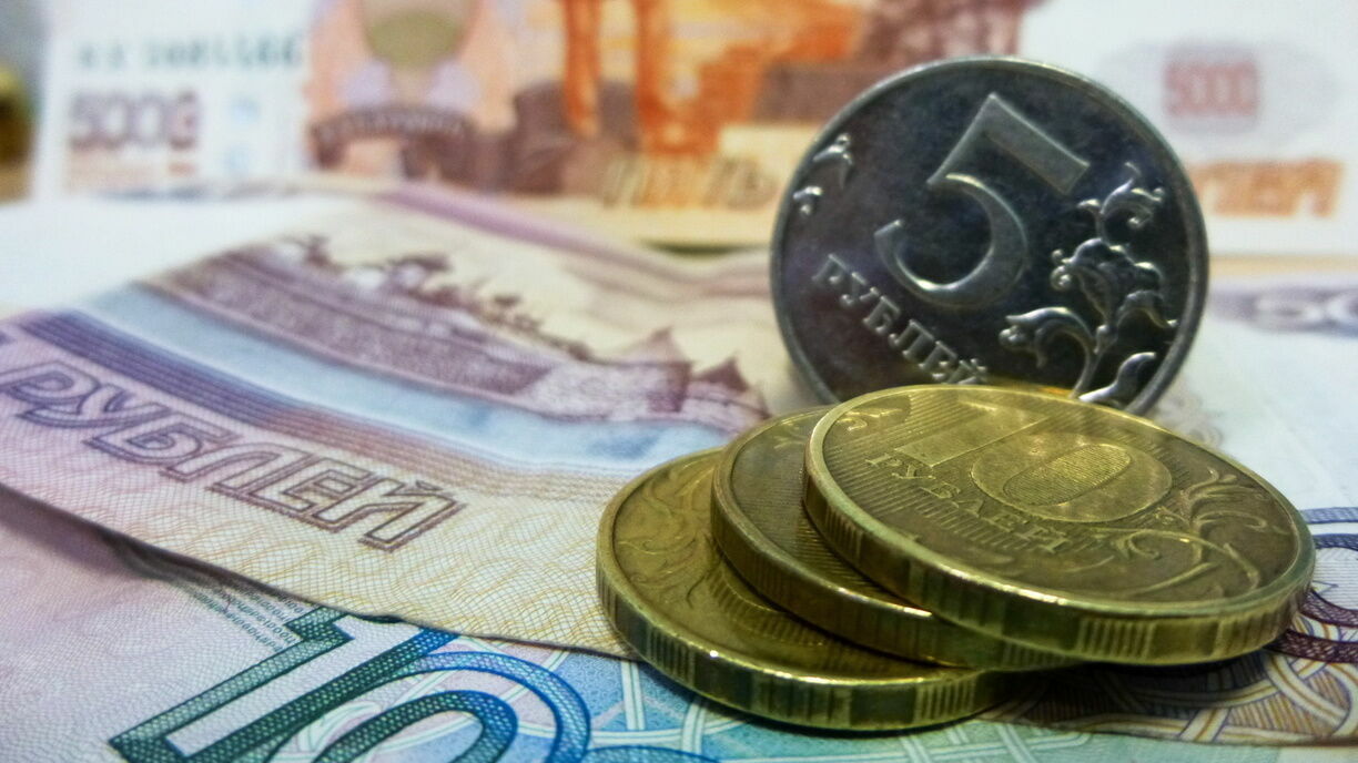 Минфин посоветовал гражданам копить рубли и дефицитные товары