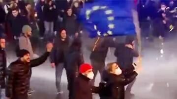 В Тбилиси протестующие вышли под европейским флагом