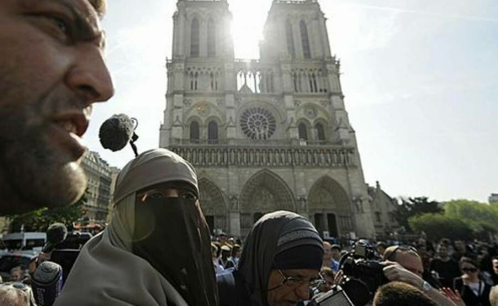 Главнокомандующий в мусульманских странах. Исламизация Франции. Мусульмане в Париже. Арабы в Европе. Арабы в Париже.