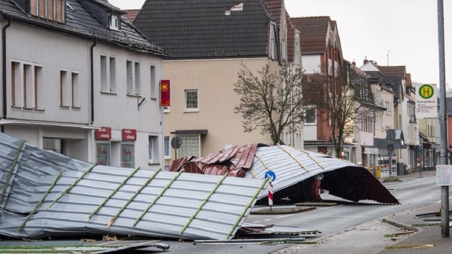 В Нидерландах отменили свыше 300 рейсов из-за обрушившегося на страну урагана (ФОТО)