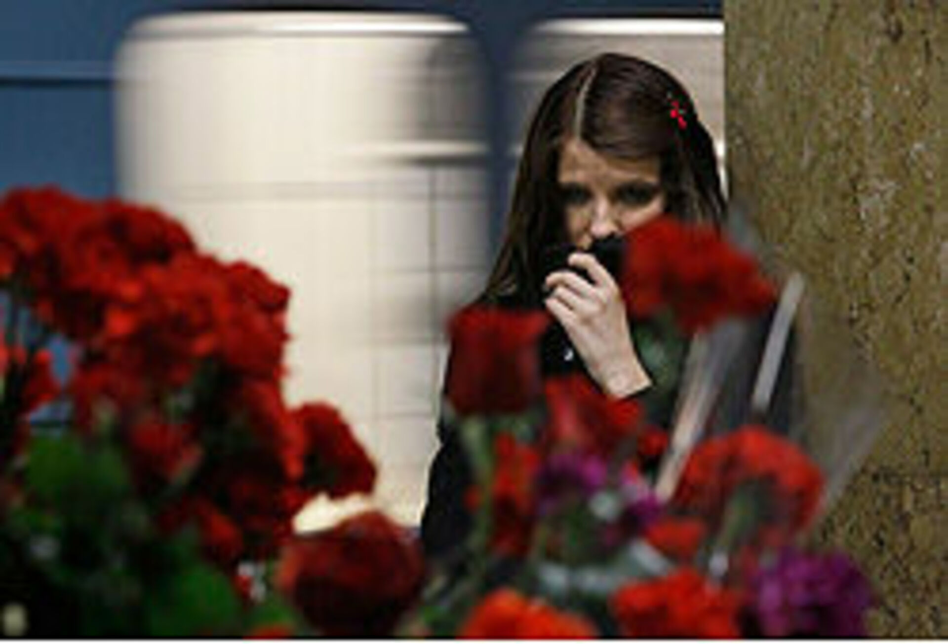 В москве объявлен день траура. Девушка в трауре. Траур в Москве 2010. Девушка скорбит.