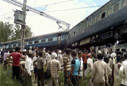 При крушении поезда в Индии погиб 31 человек