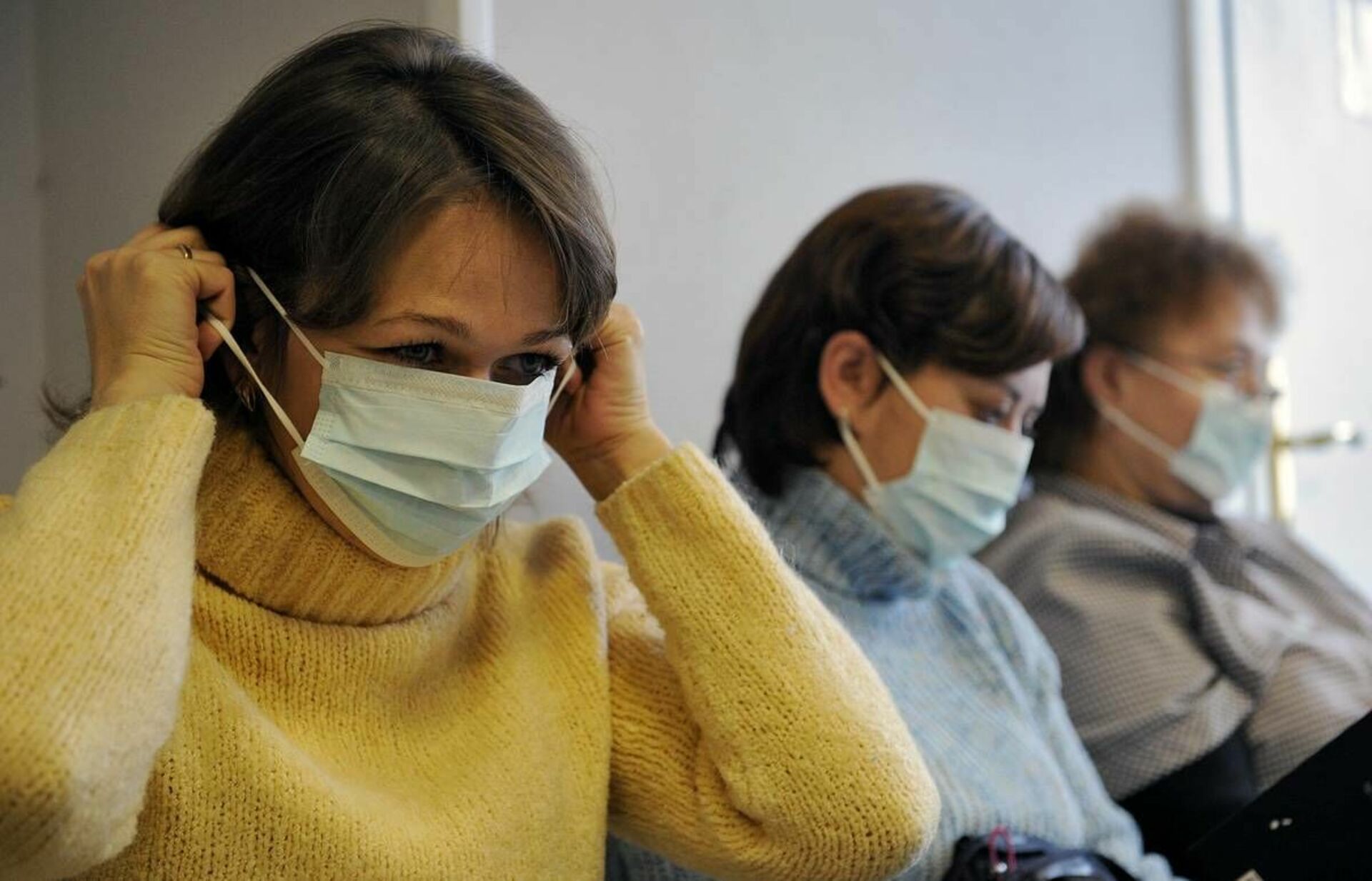 Неосложненный грипп. Эпидемия гриппа. Профилактика эпидемий. Пациенты в медицинских масках. Эпидемия ОРВИ.
