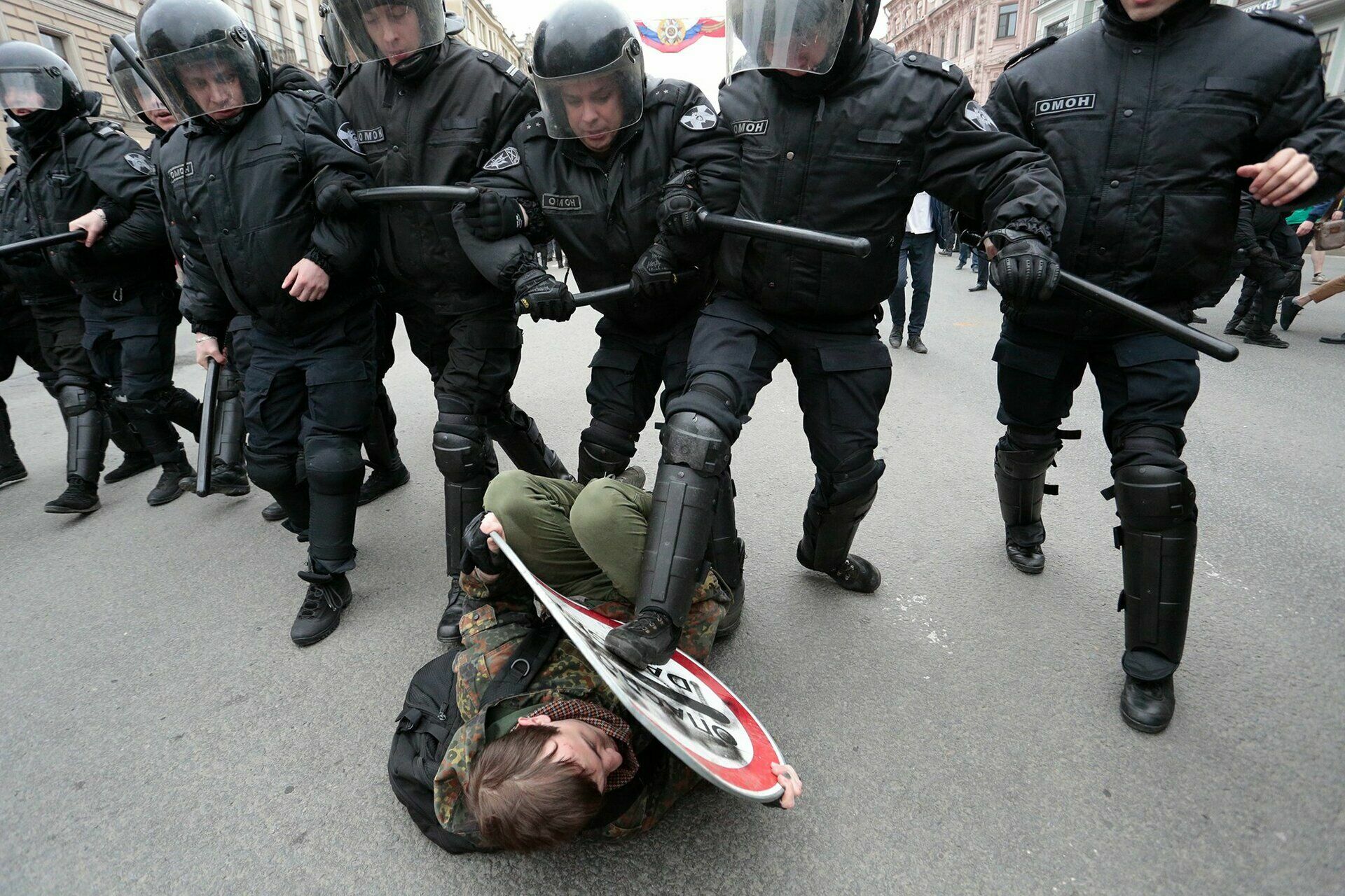 Видео дня: в Санкт-Петербурге протестующие перекрыли Невский проспект