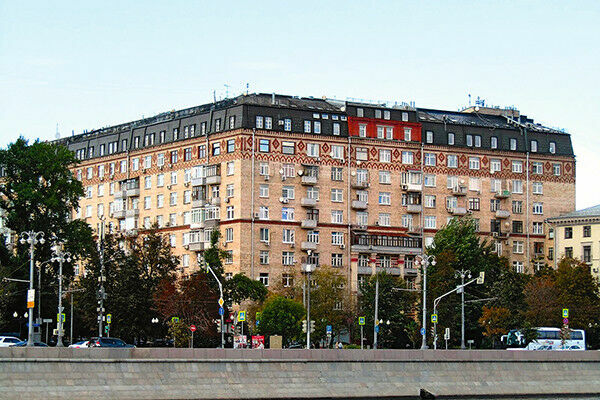 В этом доме на Фрунзенской набережной Олег Меньшиков купил в 2005 году квартиру площадью более  170 метров.