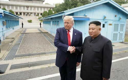 Впервые президент США ступил на землю Северной Кореи