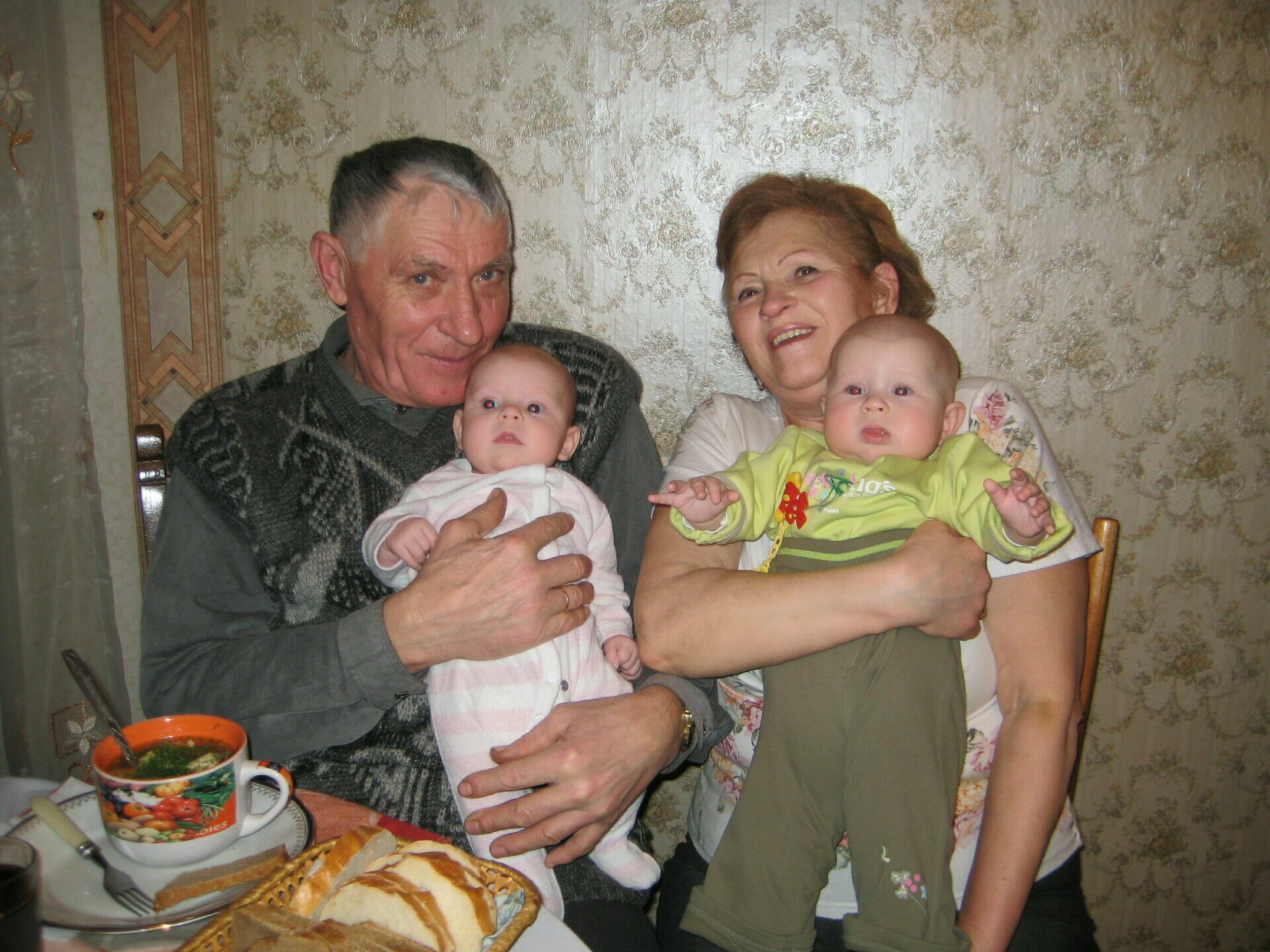 Родители Дениса Павленко с внуками