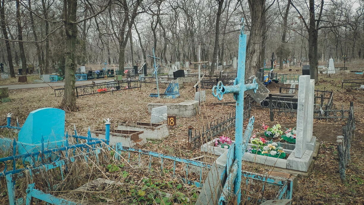 В Москве для посетителей закрыли кладбища