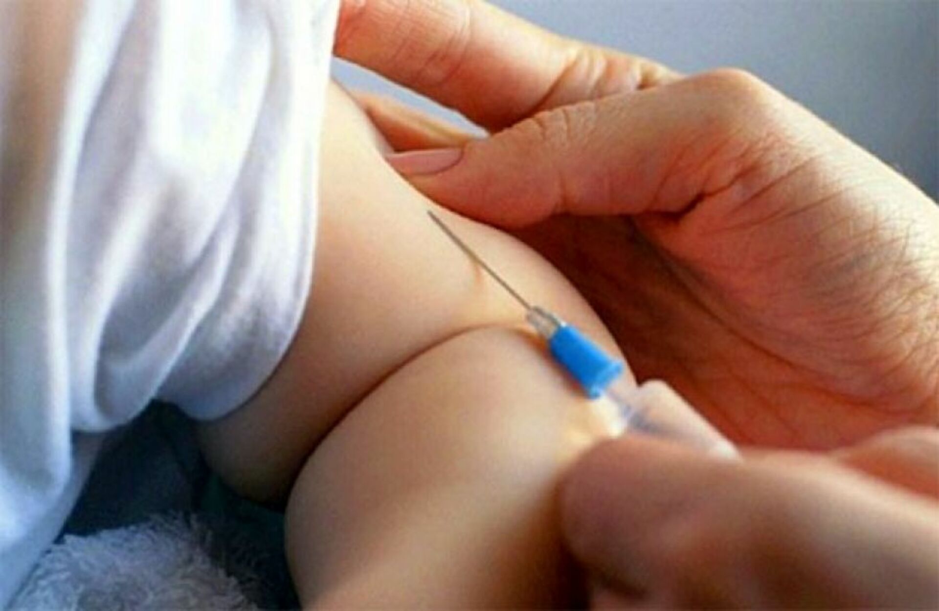 Прививка в ножку ребенку. Вакцина БЦЖ. Вакцинация БЦЖ новорожденному.