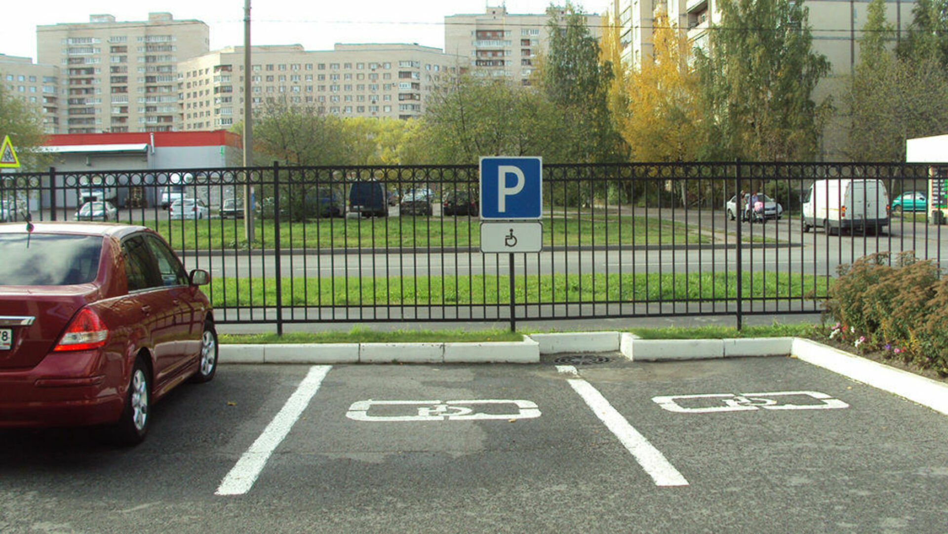 Каким инвалидам можно парковаться. Парковочное место для инвалидов. Стоянка автомобилей для инвалидов. Место для инвалидов на парковке. Инвалидный знаки на порковке.
