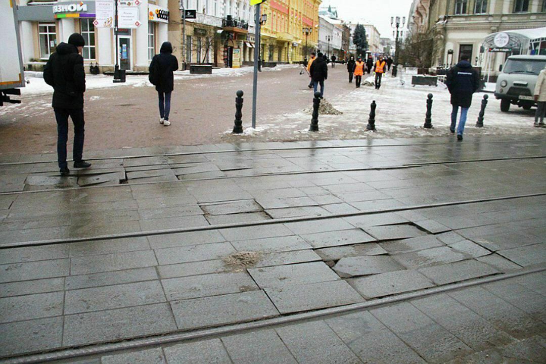 Новая брусчатка в центре Нижнего Новгорода не дожила даже до конца ремонта