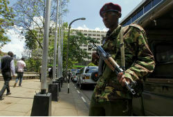 Неизвестные открыли огонь в торговом центре Найроби