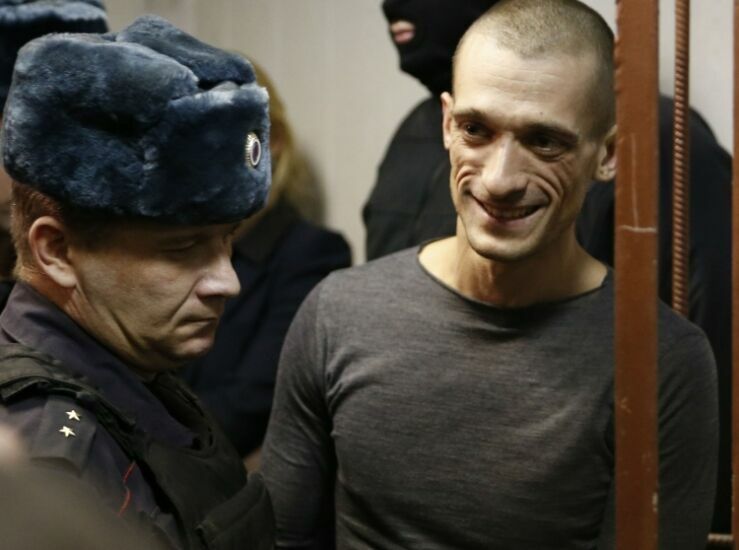 Суд продлил арест художнику Павленскому