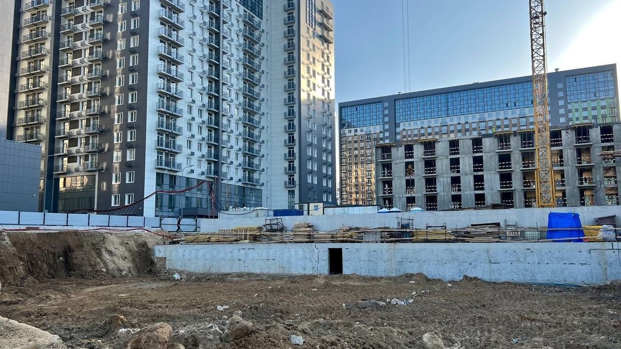 Не поделили землю: рабочие устроили массовую драку на стройке в Москве