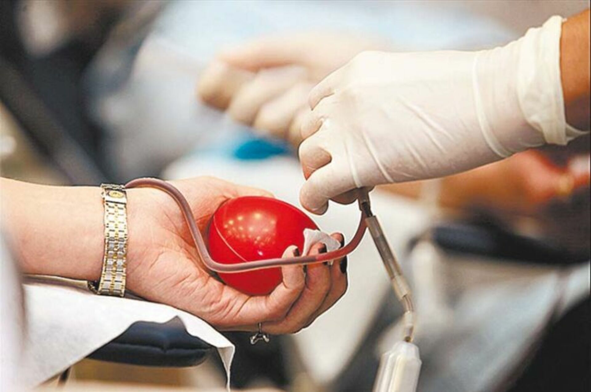 Донорство для пострадавших крокус. Донорство. Донорство крови. Переливание крови донор.