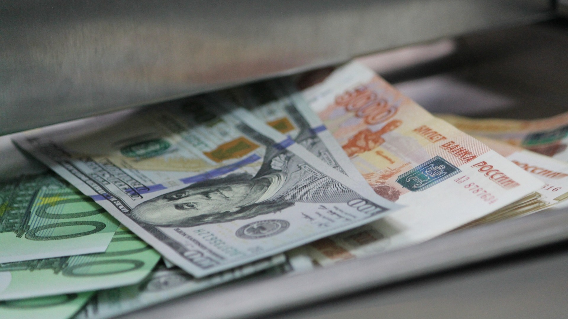 Курс евро на Мосбирже поднялся выше 98 рублей