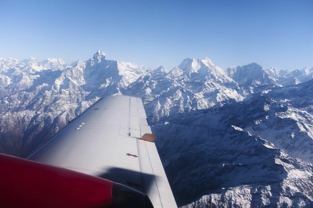В Гималаях ищут пропавший самолет с туристами на борту