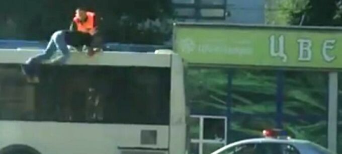 В Челябинске двое мужчин подрались на крыше автобуса