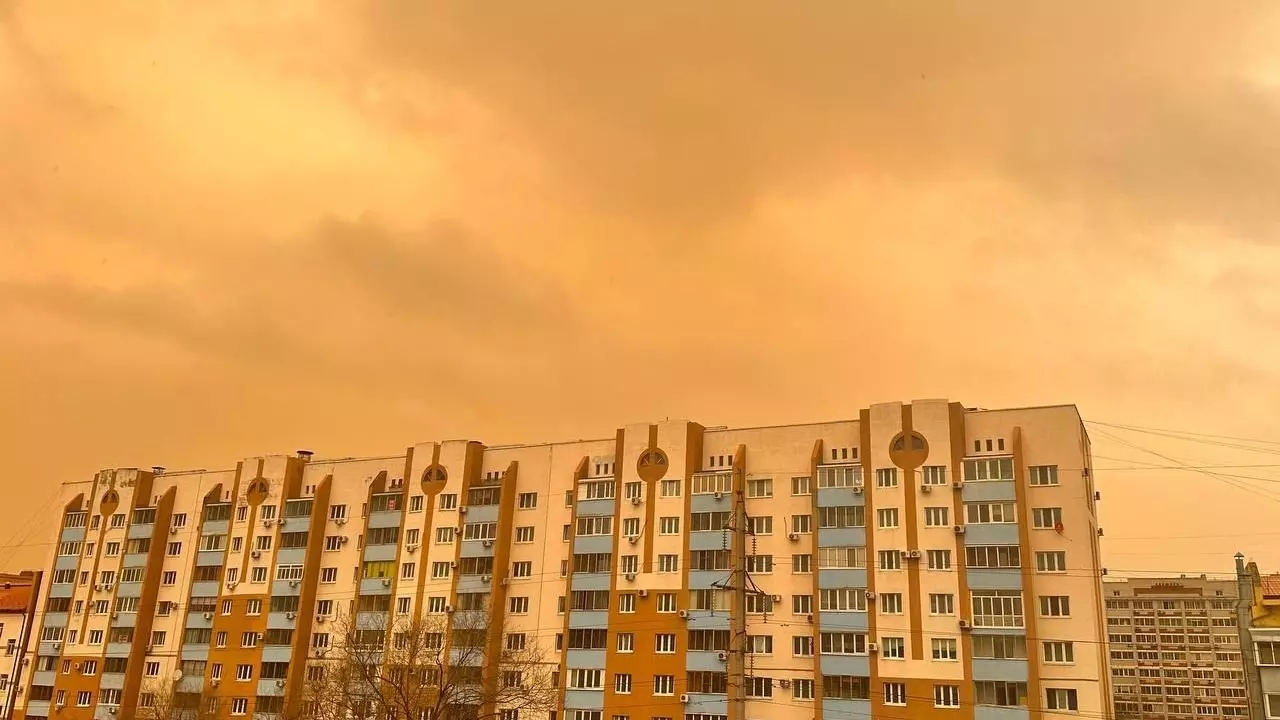 Небо над Амурской областью стало оранжевым из-за бурь в Китае и Монголии