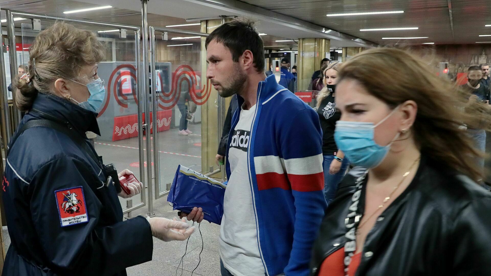 Контролеры масок в московском метро стали ловить преступников