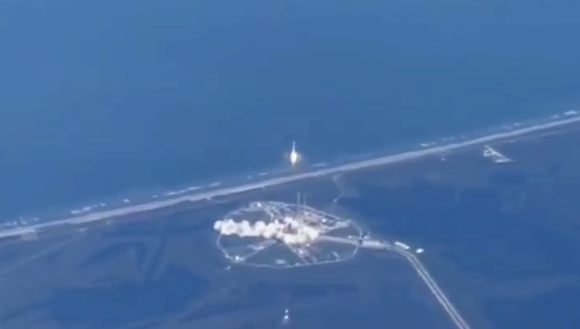 Видео дня: запуск ракеты «Falcon 9» с мыса Канаверал снял пассажир рейсового самолета
