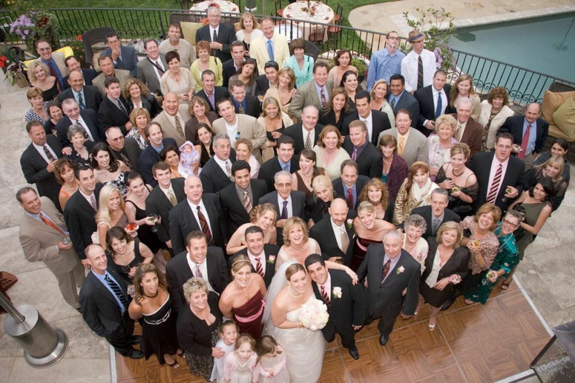 Свадьба на 40 человек we wed. Гости на свадьбе. Свадьба много гостей. Свадебная фотосессия с гостями. Родственники на свадьбе.