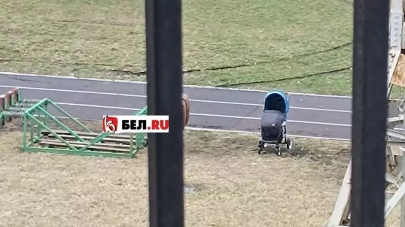 После атаки ВСУ на стадионе на Спортивной стоит одинокая коляска