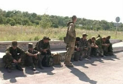 12 украинских бойцов с белым флагом прошли на территорию России