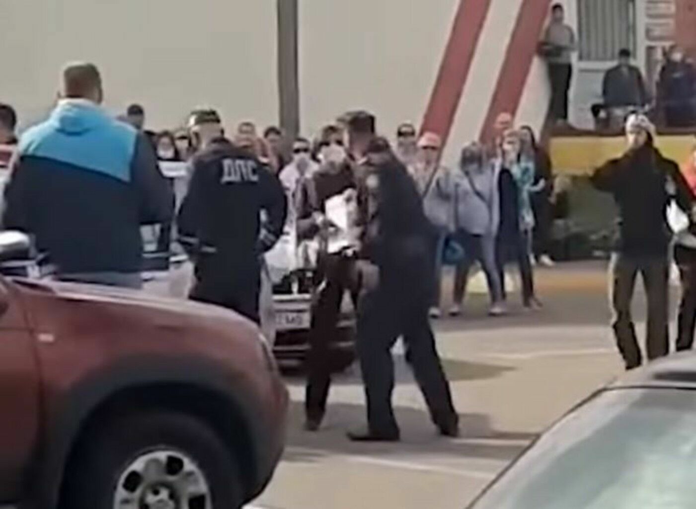 В МВД считают, что белорусский милиционер защищался, когда бил протестующую в лицо