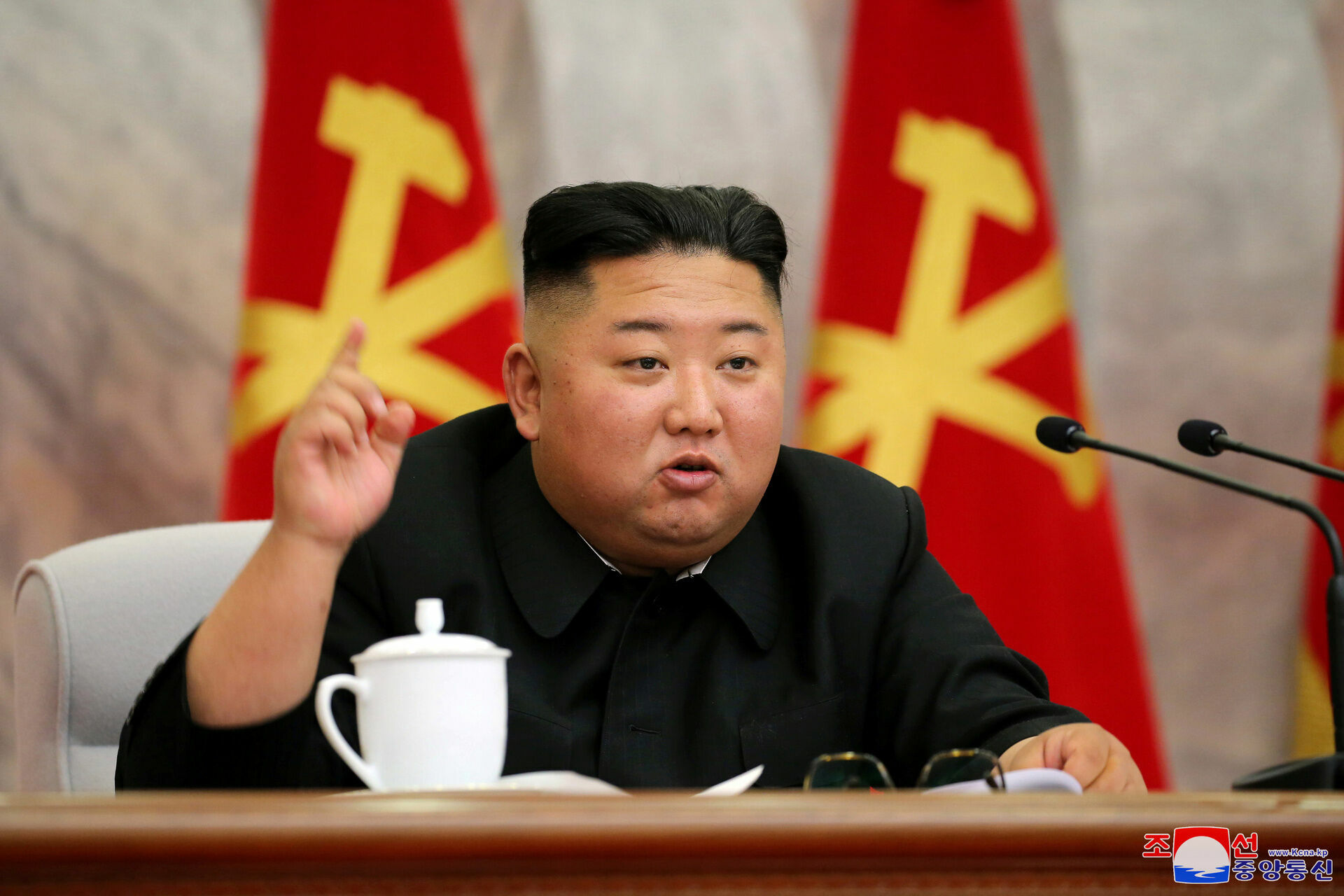Глава КНДР Ким Чен Ын призвал к борьбе с бюрократизмом среди чиновников