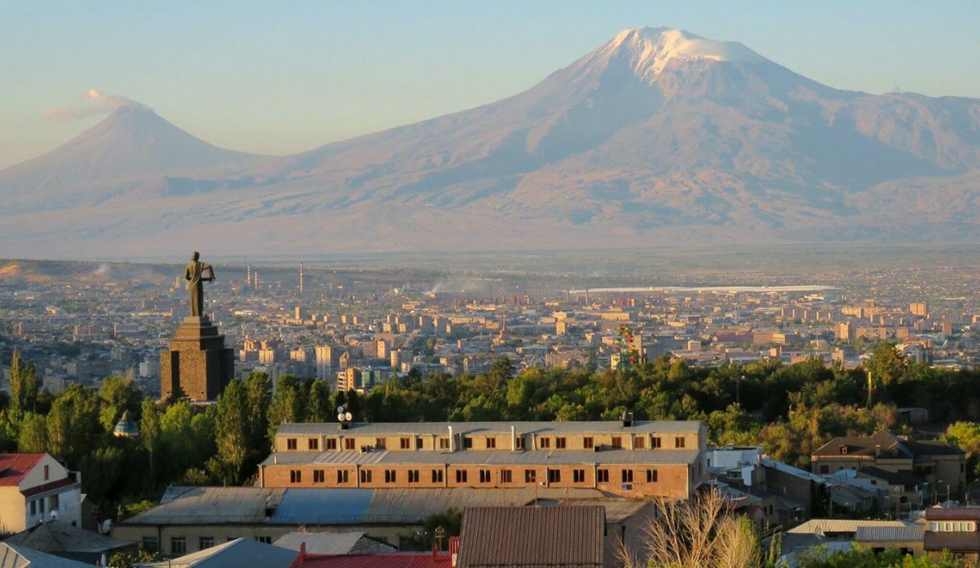 Поехали в ереван. Ереван гора Арарат. Ереван город Масис. Арарат из Еревана. Гора Арарат вид с Еревана.